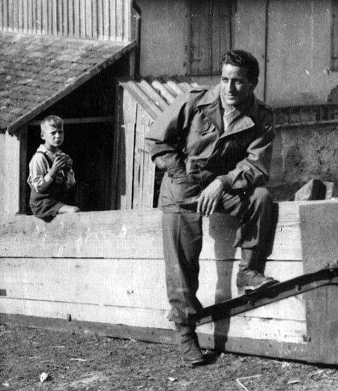Bennett precisou interromper a sua carreira artística por um tempo para servir ao Exército dos Estados Unidos na Segunda Guerra Mundial, como atirador de infantaria. Na foto, ele como soldado. 