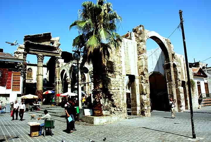 Durante o período islâmico, Damasco foi a capital do Califado Omíada (661-750 d.C.), marcando seu auge político e cultural. 