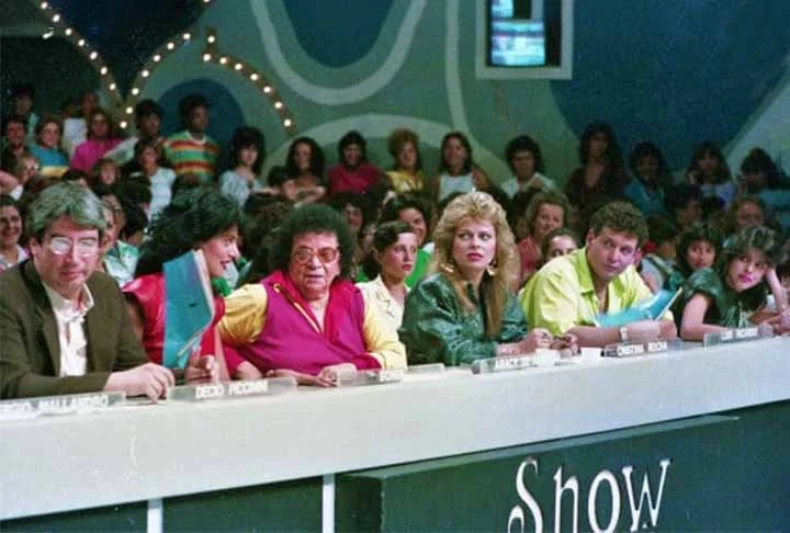 O programa de calouros começou a ser exibido antes mesmo de o patrão ganhar a concessão, que deu origem ao SBT. A atração foi ao ar de 1977 a 1996 e trouxe jurados carismáticos, engraçados, que marcaram uma geração. 