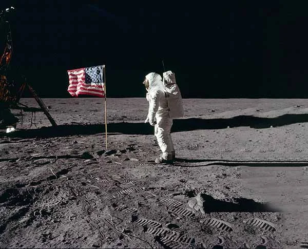 Em 1969, a humanidade pisou na Lua pela primeira vez. Há quadras que falam sobre o homem “deixando seu mundo para tocar os céus prateados”. Embora poético, esse trecho é interpretado por alguns como uma menção ao feito histórico da missão Apollo 11.