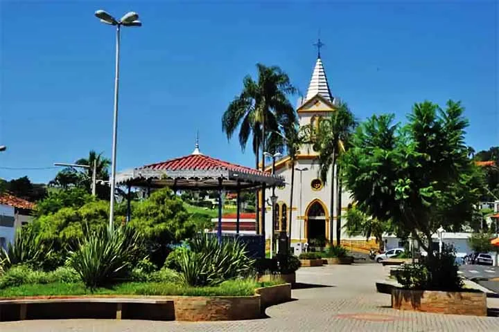 Um pouco além está a Praça da Matriz, um espaço arborizado, com bancos, coreto e vista privilegiada. É onde os moradores se encontram nos fins de tarde, e onde ocorrem as festas religiosas mais tradicionais.