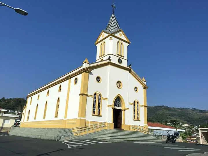 Ali também está a Paróquia Nossa Senhora das Brotas, inaugurada em 1898, que carrega o nome da padroeira da cidade. A igreja é simples e acolhedora, com interior típico das construções religiosas do interior paulista.
