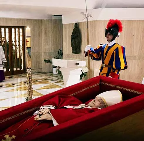 A figura de Nostradamus permanece no limiar entre a poesia e a profecia. A morte do Papa Francisco, como tantos outros episódios históricos, alimenta a narrativa de que ele teria previsto o futuro.