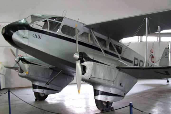 Em 1942, a Varig promoveu o primeiro voo comercial internacional de uma empresa aérea brasileira. O Havilland DH-89 Dragon Rapide fez o trajeto histórico entre Porto Alegre e Montevidéu, capital do Uruguai. 
