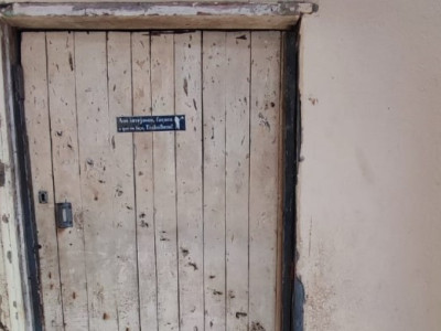 Na porta da residência, que funcionava como "cativeiro" dos criminosos existia uma placa informando ""Aos invejosos, façam o que eu faço. Trabalhem".  