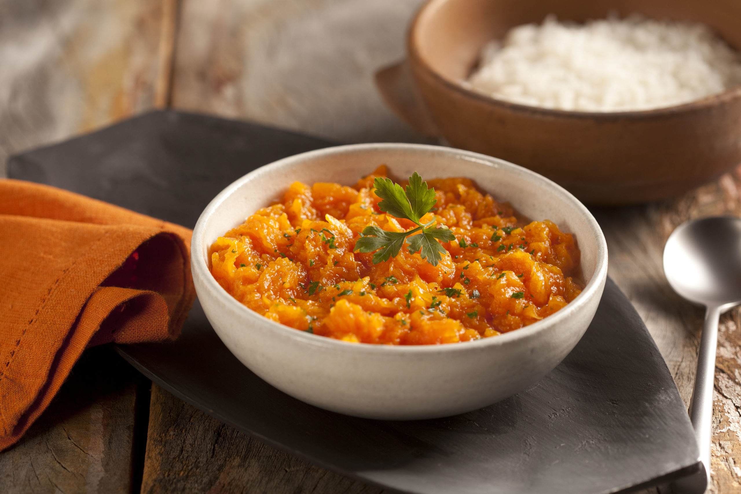 4. Quibebe (nota 3,4): Ensopado feito com abóbora e cebola, conta com uma textura espessa, além de ter pimenta, gengibre em pó e leite de coco. Geralmente, é um prato servido antes de uma entrada maior ou da refeição principal.