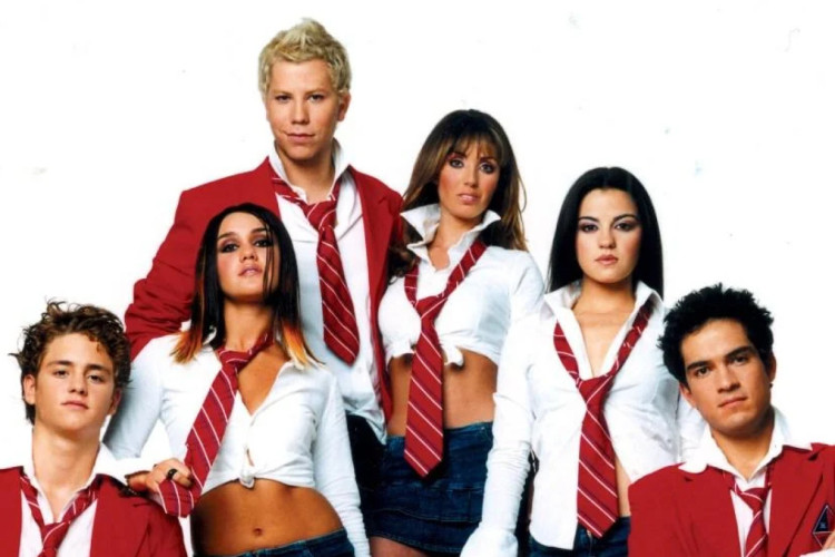 Elenco principal de Rebelde (2004).