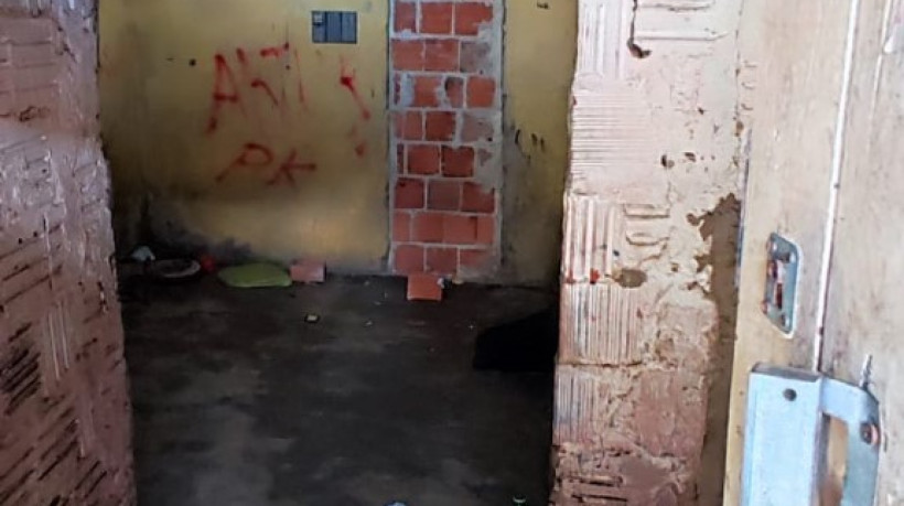 Vítima foi trancada em imóvel e criminosos monitoravam entrada e saída. 