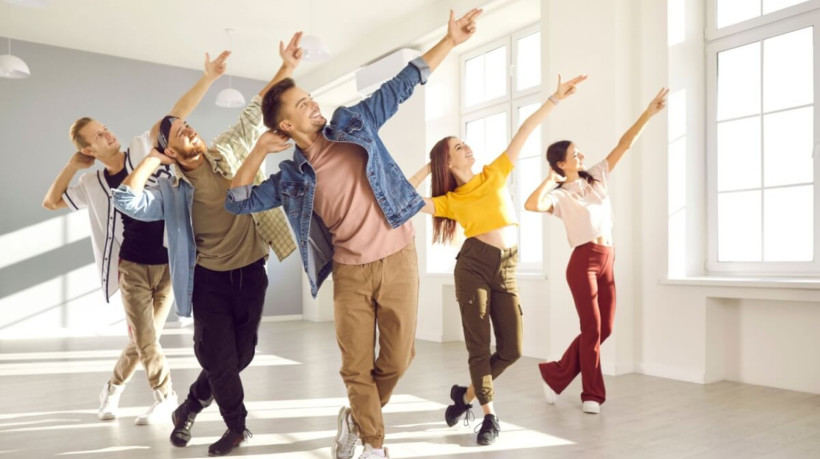 A dança é uma prática benéfica para a saúde física (Imagem: Studio Romantic | Shutterstock)