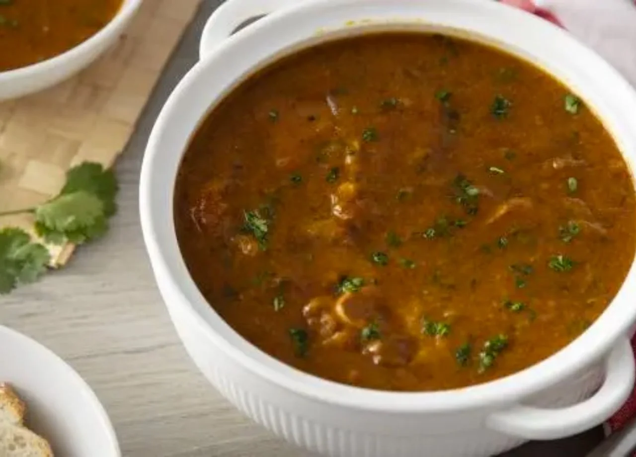 Naquela ocasião, os escravos não tinham variedade de ingredientes. O mocotó, então, se tornou um prato popular e irresistível, apesar de trabalhoso para ser feito.