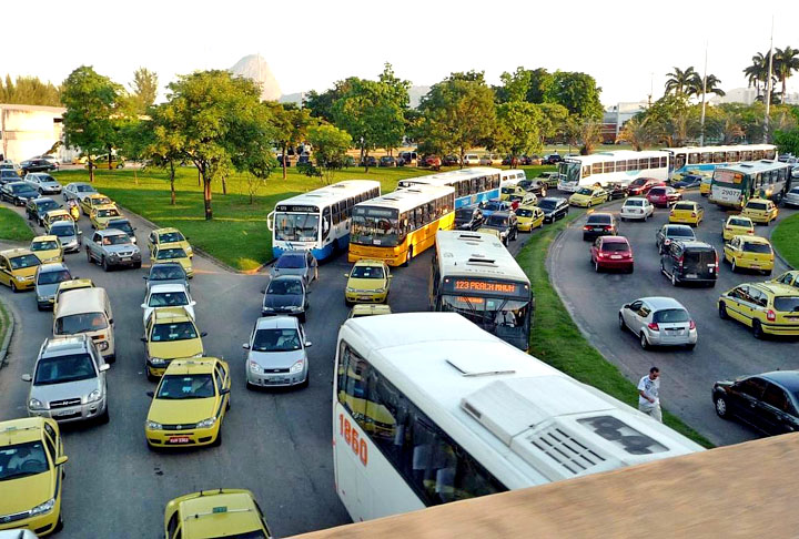Ouça rádio no carro ou leia algo no ônibus durante os engarrafamentos, para atenuar a chateação. 