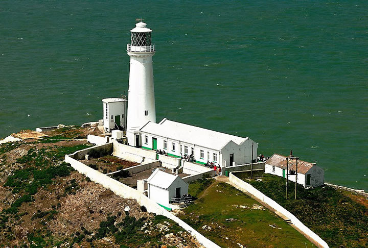 Farol de South Stack, País de Gales - Construído em 1809,  fica na Ilha de Anglesey. Serve de orientação para navios que vão ou voltam dos portos de Holyhead e Dun Laoghaire.
