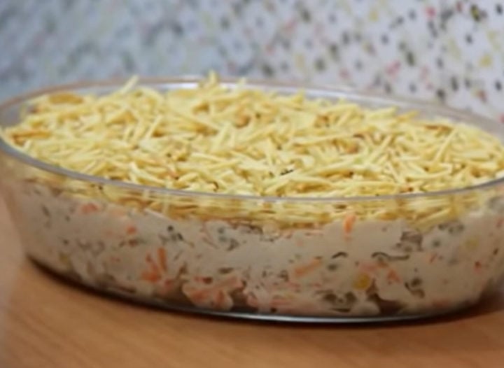 A receita tem diversas variações, com a utilização de frutas como abacaxi, cereja, maçã verde e uva passa, cenoura ralada, batatas, maionese, salsão, pimentão de várias cores, carne de frango ou peru e temperos comuns como sal e pimenta.