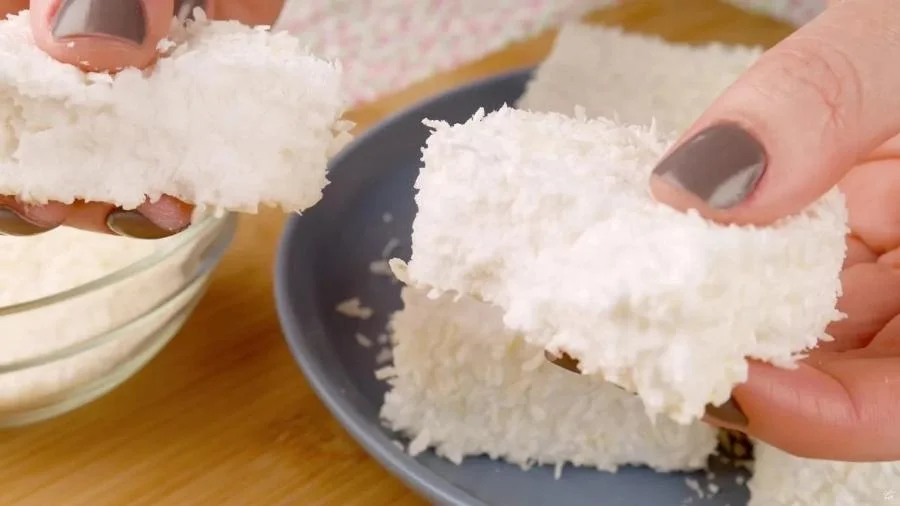 5. Maria-mole (nota 3,5): O nome da sobremesa reflete em seu aspecto macio e popular nas festas juninas. Com uma receita simples, leva açúcar, gelatina, coco e clara de ovo e também vende de forma pronta no mercado.