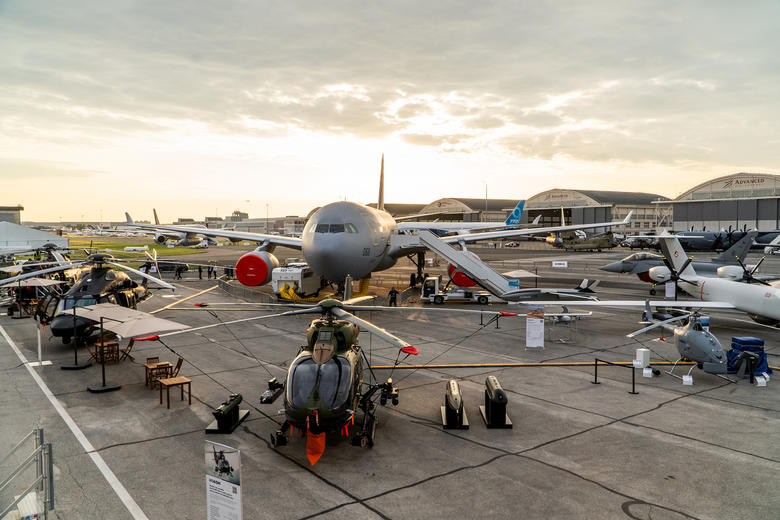 A Paris Air Show, na França, é a maior feira de aviação do mundo..Pelo planejamento da Embraer, haverá um estudo de rotas na Europa que tornem esse modelo de aviação sustentável 