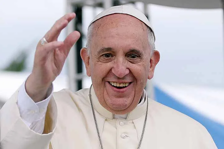 O Papa Francisco, eleito em 2013, rompeu paradigmas ao assumir um papado mais voltado à simplicidade e à inclusão. Seu falecimento em 2025 provocou luto global e foi imediatamente relacionado a uma quadra de Nostradamus que mencionaria “o velho pastor” morrendo em Roma.