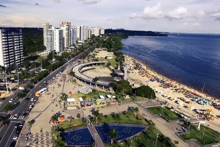 Ponta Negra representa um símbolo da modernização de Manaus e da valorização de seus recursos naturais e culturais.