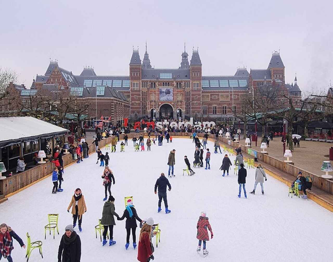 Amsterdã, a capital dos Países Baixos, é uma cidade muito famosa por seus canais pitorescos, arquitetura histórica e rica vida cultural. Conhecida como a 