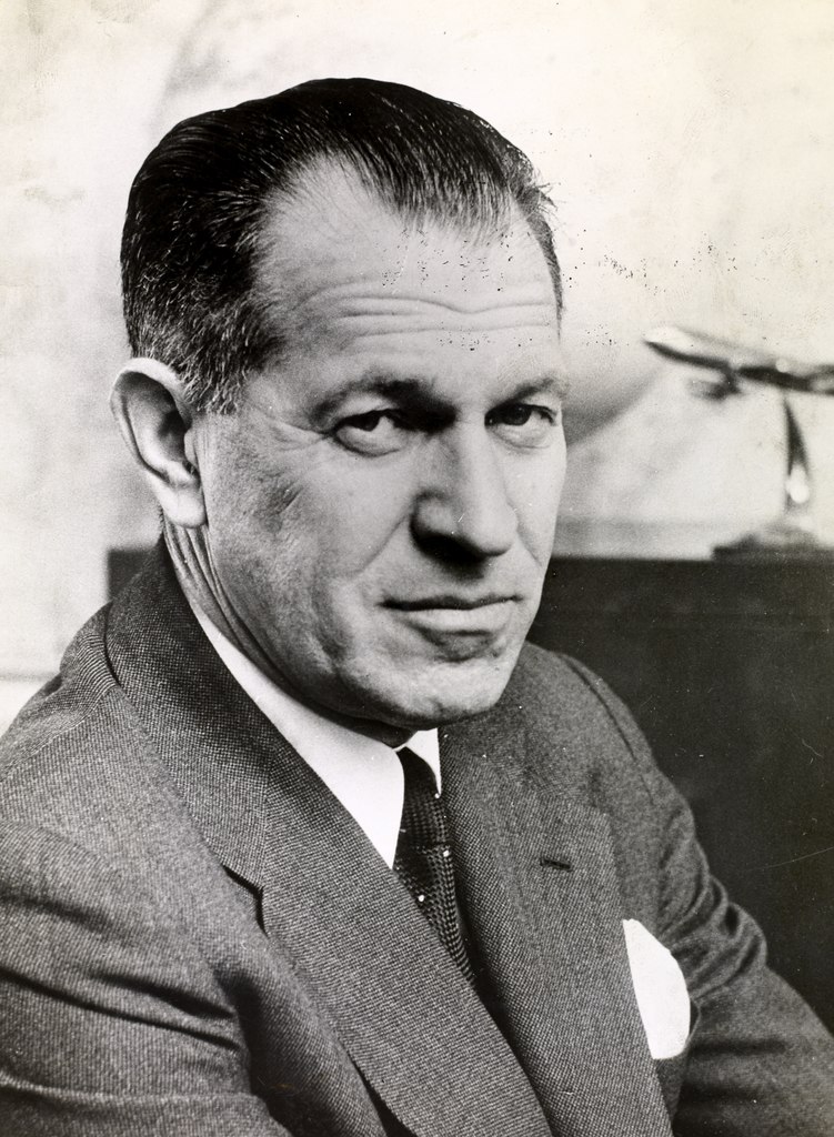 Nesse período, o empresário Rubem Berta assumiu a presidência da Varig. Com a Segunda Guerra Mundial, a alemã Condor Syndikat deixou de ter parcela do controle acionário da empresa. 
