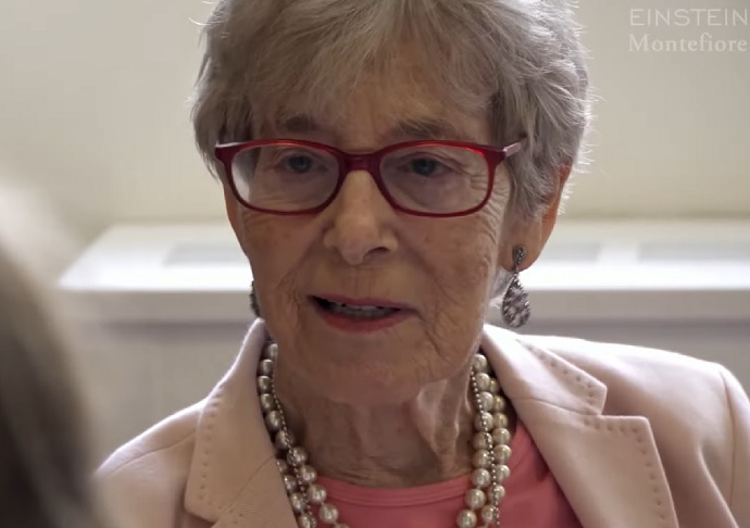 Essa doação é uma das maiores já feitas nos EUA para uma instituição de ensino. A professora é famosa por ajudar a criar ferramentas que ajudam a detectar dificuldades de aprendizado em crianças e também por iniciar um programa de alfabetização para adultos.