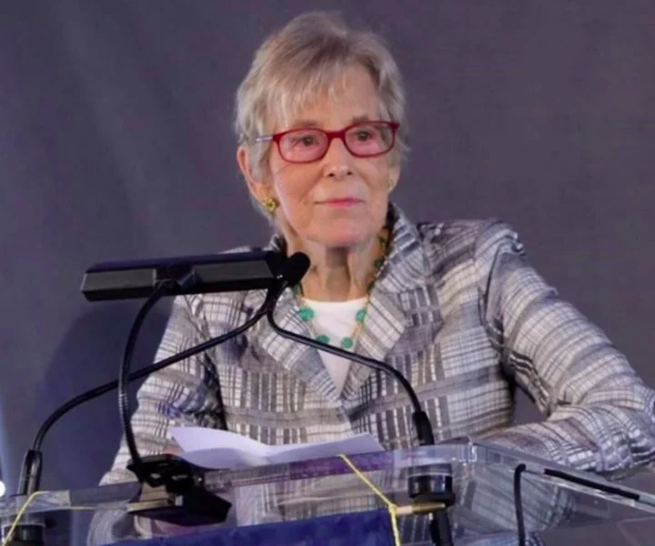 Uma ex-docente de uma faculdade de medicina do Bronx, em Nova York, fez uma doação histórica de US$ 1 bilhão (cerca de R$ 5,6 bilhões) e pagou a mensalidade de todos os alunos do curso. A notícia é do The New York Times.O FLIPAR mostrou e republica para quem não viu 