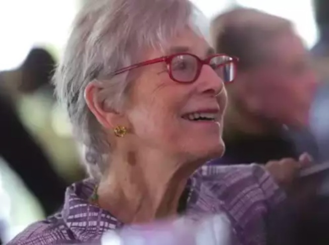 Ruth contou que, quando seu marido faleceu em 2022, ele deixou ações da Berkshire Hathaway para ela, com a mensagem póstuma: Faça o que você achar certo com isso.