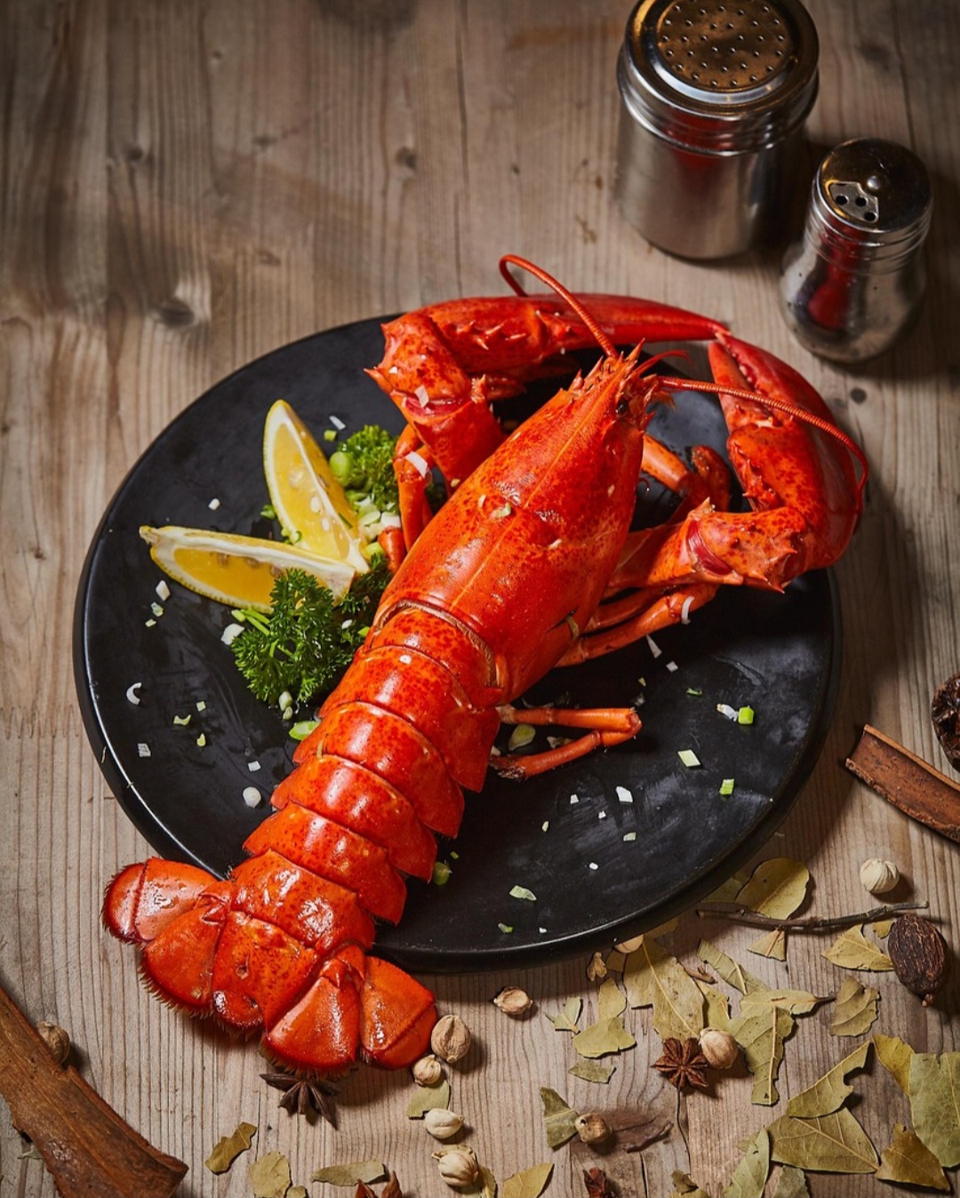 A lagosta contém antioxidantes que podem ajudar a combater os radicais livres e proteger as células do corpo, assim como contribui para o crescimento e a reparação dos músculos.