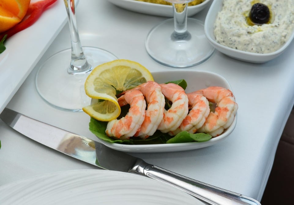 Além dos ácidos graxos do tipos  ômega 3, que melhora a memória e a concentração, a astaxantina também tem ação protetora dos neurônios. Assim, diminui-se o risco de perda de memória e doenças neurodegenerativas, como o Alzheimer.