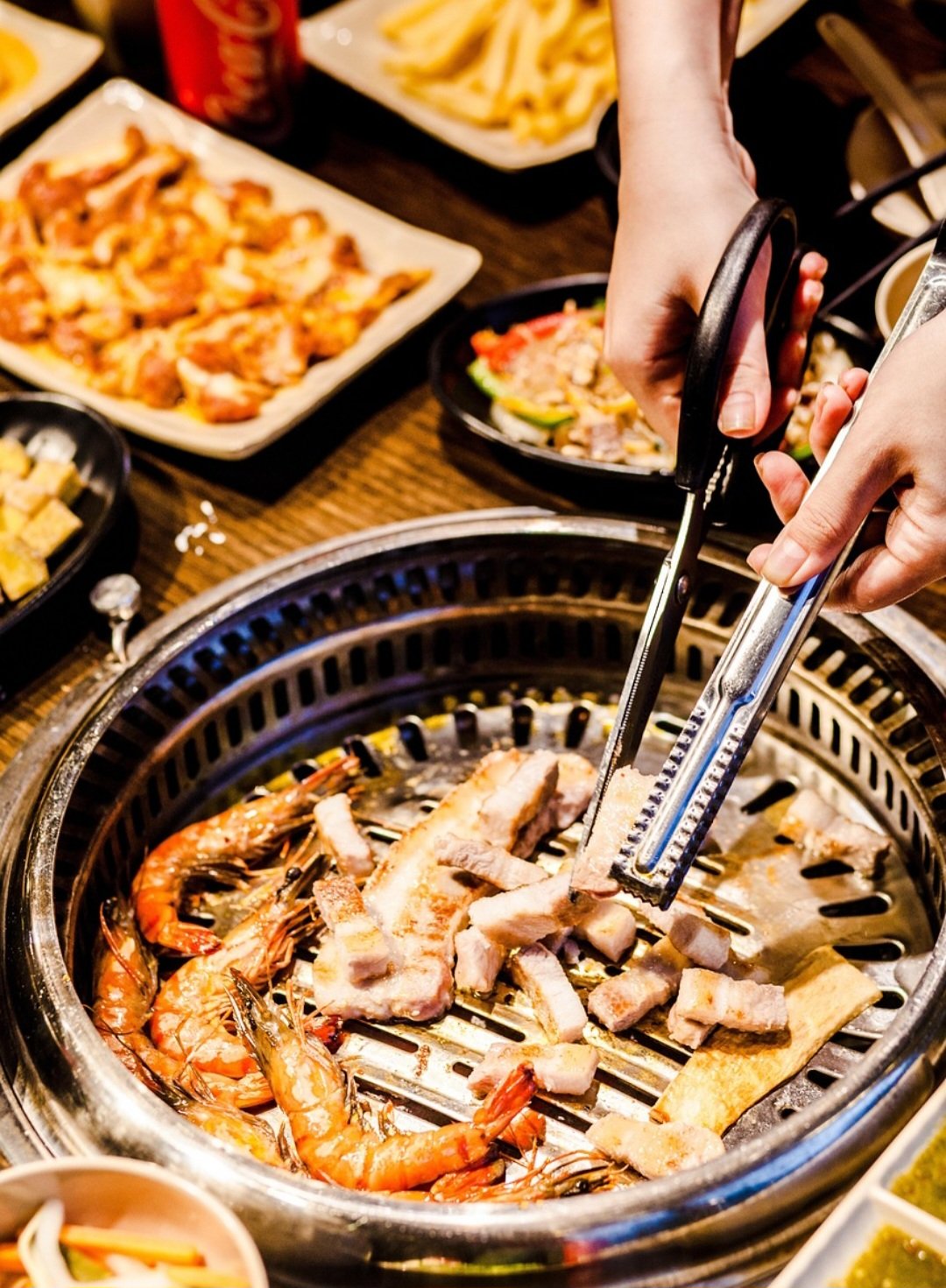 A origem dos camarões é diversa, cm várias espécies encontradas em diferentes regiões do mundo, tanto em água doce quanto salgada. O cultivo teve origem no sudoeste da Ásia, onde pescadores aprisionavam pós-larvas em viveiros construídos na costa.