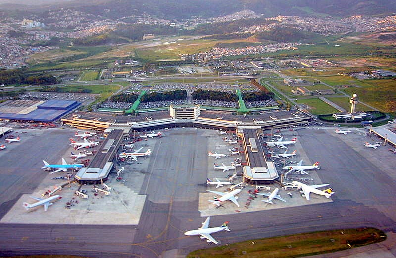 O aeroporto Internacional de São Paulo-Guarulhos, o maior da América do Sul, foi inaugurado em 1985 por um boeing- 747-200 da Varig. 
