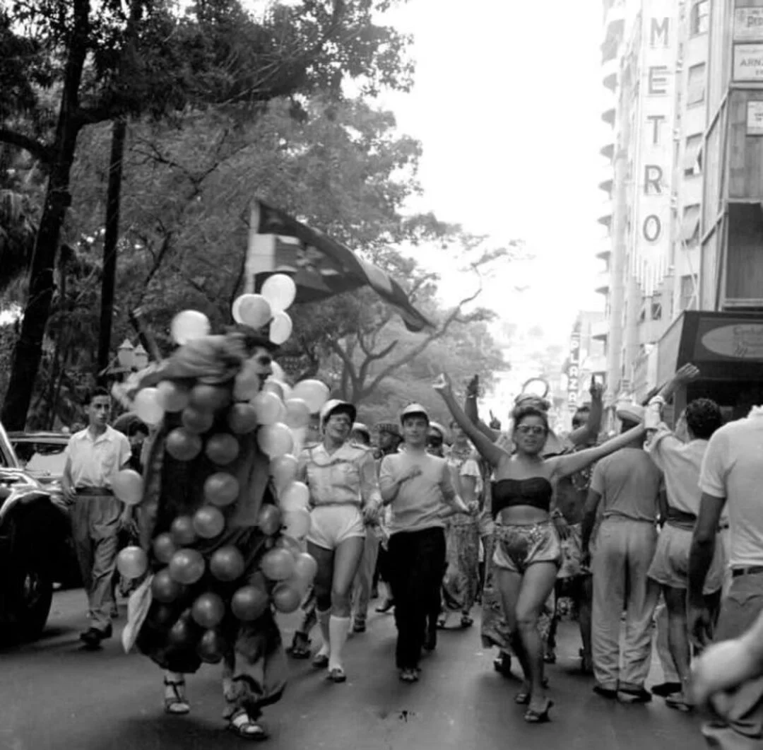 Um colecionador brasileiro revelou neste ano de 2024 ao jornal americano The New York Times parte do seu acervo de fotografias antigas, que mostram a história da folia do Rio de Janeiro.