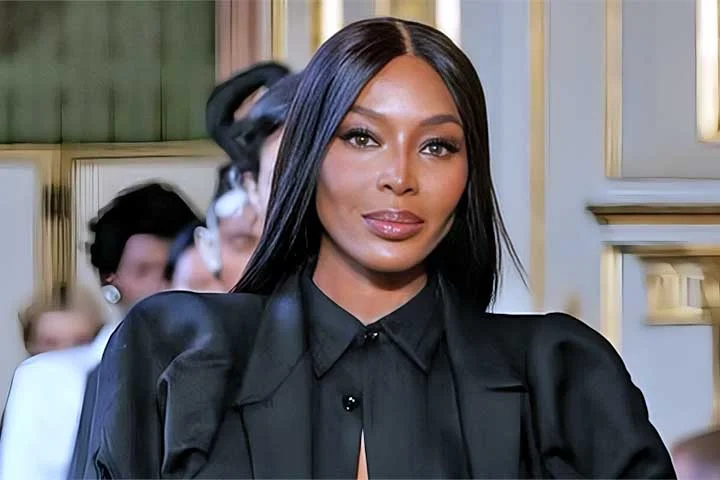 Ícone da moda internacional, Naomi Campbell aparece entre as mais belas com 90,91% de simetria facial segundo a proporção áurea. O estudo de Julian De Silva destaca o contorno do rosto e a simetria dos olhos como pontos altos.