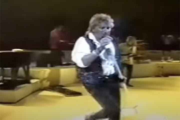 A principal atração daquele ano foi a apresentação do cantor escocês Rod Stewart, que subiu em um palco armado em frente ao hotel Copacabana Palace, logo após a queima de fogos. 