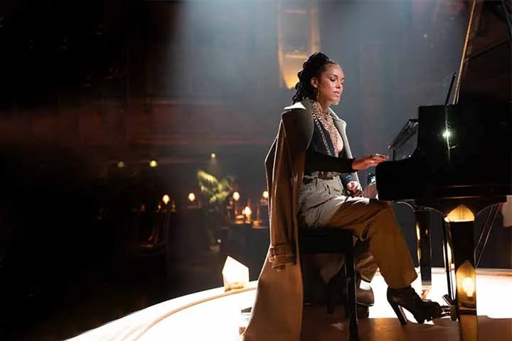 Alicia Keys: nascida em 25/01/1981, a artista natural de Nova York começou a estudar piano clássico aos sete anos e compôs sua primeira canção, “Butterflyz”, aos 14 - música que incluiu em seu primeiro álbum.
