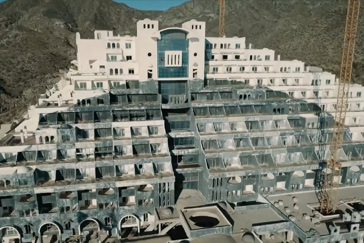 No entanto, em fevereiro de 2024, o governo espanhol anunciou a expropriação do terreno para demolir o hotel e restaurar a área.