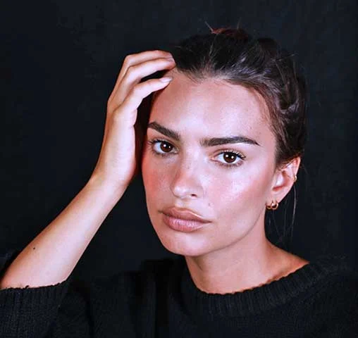 Além da aparência, ela é reconhecida por seu ativismo feminista e presença nas redes sociais. Emily representa uma beleza contemporânea, que une harmonia estética e autenticidade em igual medida.