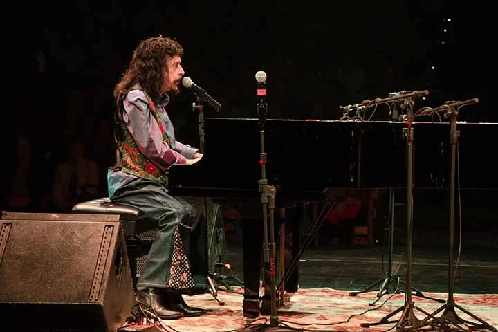 Benito di Paula: nascido em 28/11/1941, Uday Vellozo (nome de batismo) é famoso por suas composições com estilo próprio de samba e costuma se apresentar acompanhado do piano. Natural de Nova Friburgo, no Rio de Janeiro, é autor de sucessos como “Retalhos de Cetim” e “Charlie Brown”. 

