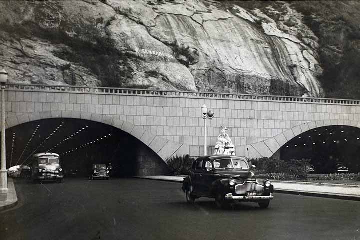 No século XVII, comerciantes bolivianos e peruanos de prata (chamados na época de peruleiros) trouxeram uma réplica dessa imagem para a praia do Rio de Janeiro, então chamada de Sacopenapã (nome tupi que significa caminho de socós).