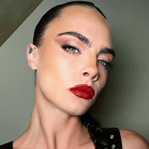 Com traços marcantes e personalidade irreverente, Cara Delevingne conquistou 91,1% de simetria na análise de Julian De Silva. Suas sobrancelhas espessas, olhar penetrante e estrutura facial bem definida renderam altas notas.