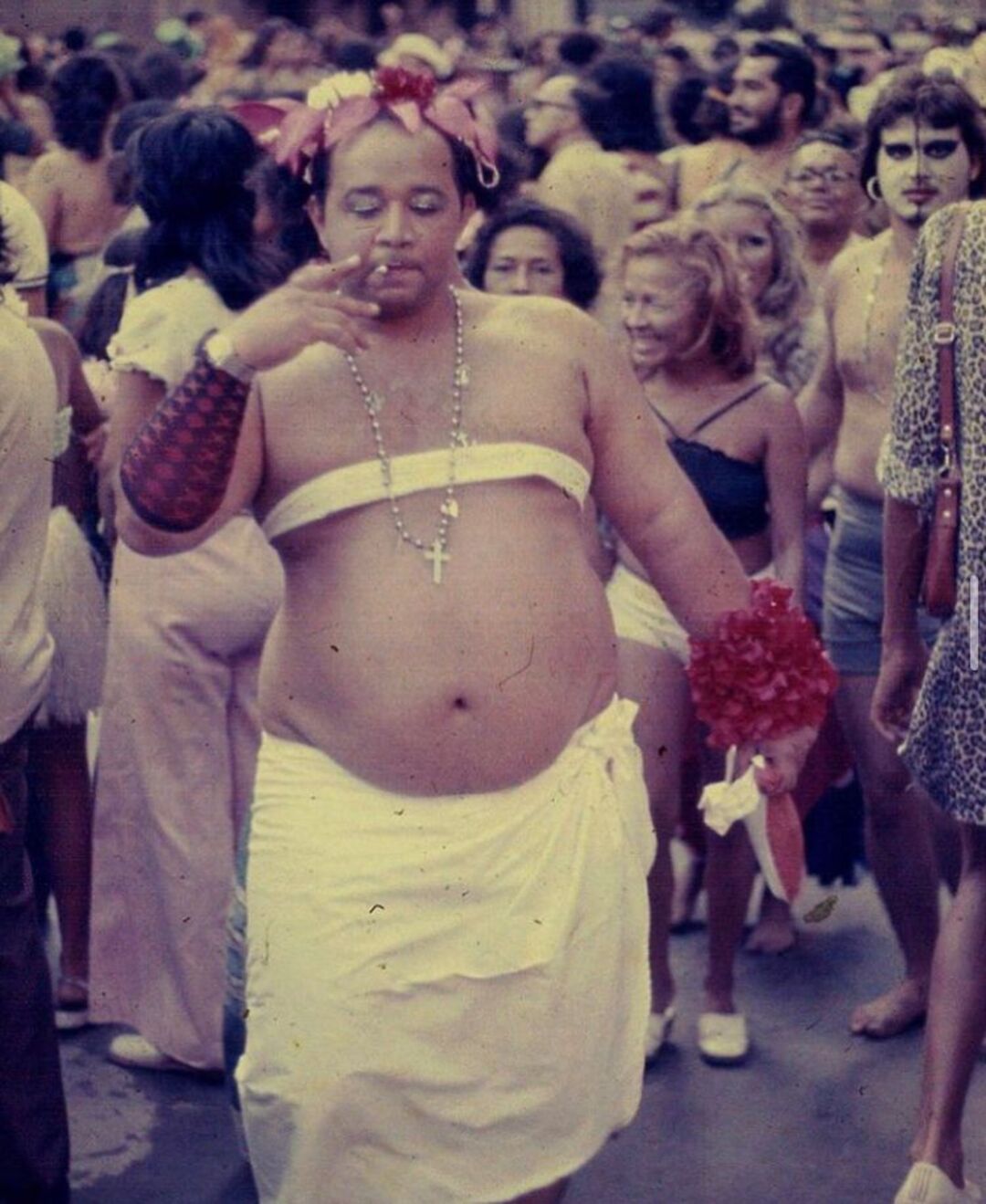 Os registros vão desde impressões de 100 anos com tonalidade sépia até slides Kodachrome saturados de 60 anos.