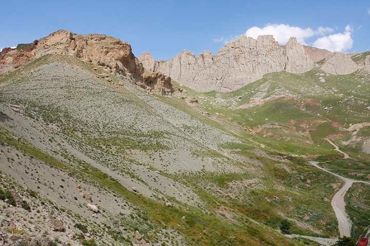 As buscas pela Arca de Noé têm sido feitas desde pelo menos a época de Eusébio (c. 275-339 d.C.) até os dias atuais. Não há nenhuma evidência científica para um dilúvio global, e apesar das muitas expedições, não há indício consistente de que a arca tenha sido encontrada.