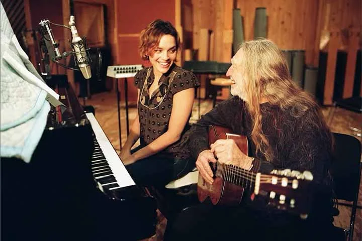 Norah Jones: nascida no Brooklyn, em Nova York, em 30/03/1979, é cantora, compositora, pianista e atriz. Iniciou a carreira musical solo em 2002 e sua música caracteriza-se por fusão de gêneros, em especial jazz, blues e folk. 

 
