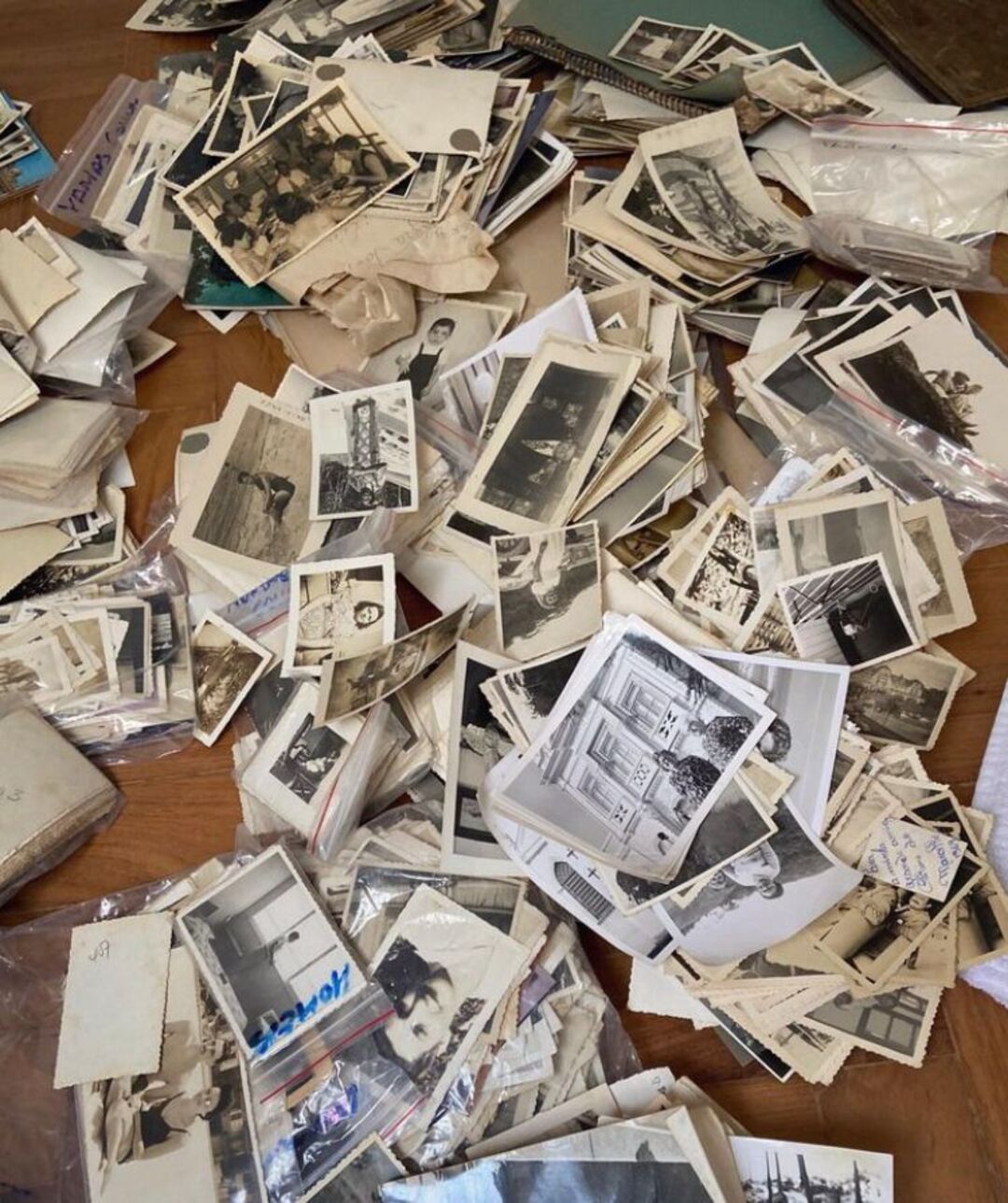 Além de tê-las em papel, Rafael Cosme também compartilha imagens históricas nas redes sociais, para divulgar o conhecimento sobre passagens emblemáticas da trajetória carioca.