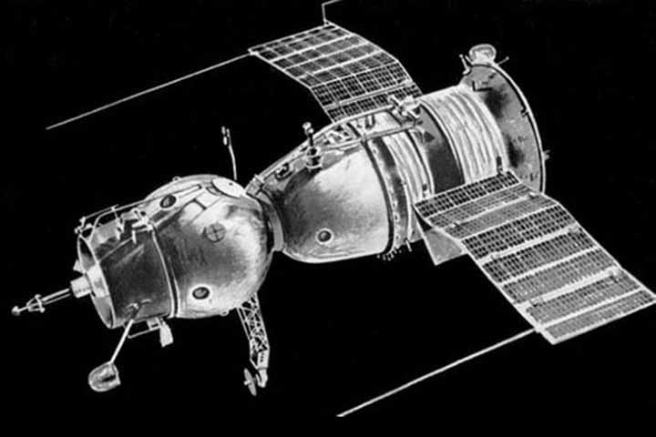 No espaço, não demorou muito até os problemas aparecerem. Os painéis solares da nave não se abriram e ela ficou com pouca energia para suas operações.  Ele, então, recebeu ordens para retornar, mas a cápsula começou a girar e Komarov perdeu o controle dela. 