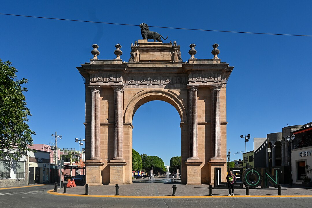 Arco de la Calzada (León, Guanajuato, México) - Construído em 1893, em estilo neoclássico, é um ponto comemorativo da Independência do México. Em 1958 foi acrescentado um leão de bronze de 3 m de comprimento, de autoria do escultor Humberto Peraza Ojeda 