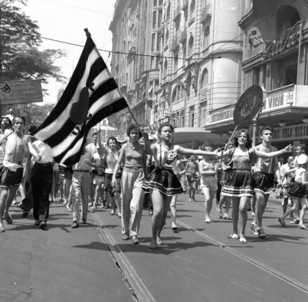 Dentro de um envelope de negativos que encontrei recentemente, havia uma série de fotografias do carnaval de 1954. São cenas dos blocos e cortejos pela Cinelândia e Rio Branco. A fotografia amadora conta a história do país, escreveu.
