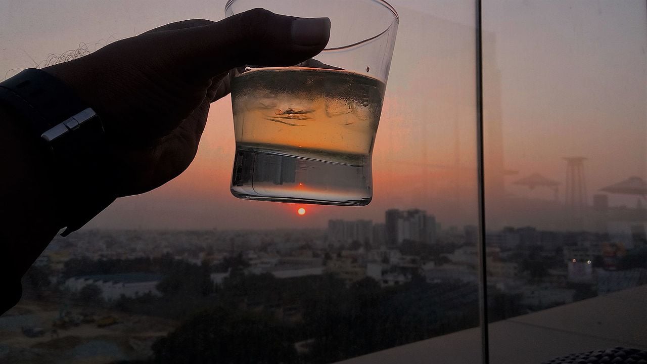 Adulterações podem comprometer o sabor e a qualidade do produto. Testes rigorosos e controle de qualidade são essenciais para garantir a autenticidade da vodka e proteger os consumidores de produtos fraudulentos que afetam tanto o sabor quanto a segurança do produto.