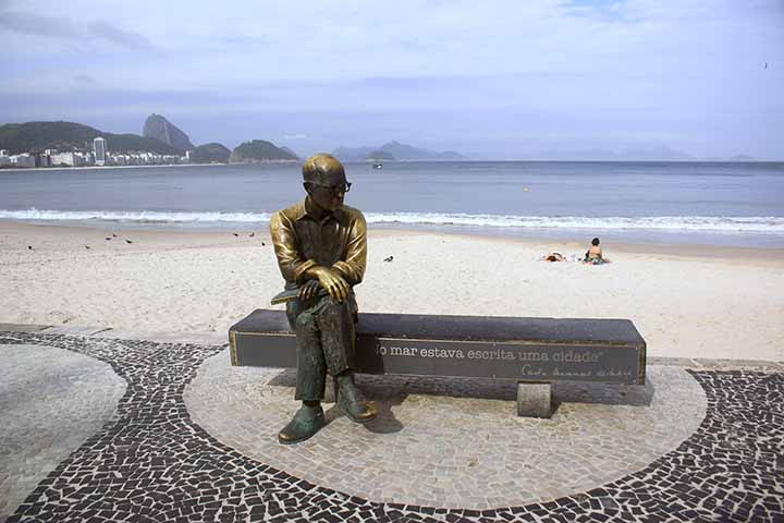 Em 2002, foi instalado na altura do Posto 6 uma estátua em homenagem ao poeta Carlos Drummond de Andrade. Pesando cerca de 150 quilos, a estátua se tornou mais um símbolo icônico do bairro, com o escritor sentado de pernas cruzadas de costas para o mar e o horizonte da praia de Copacabana.
