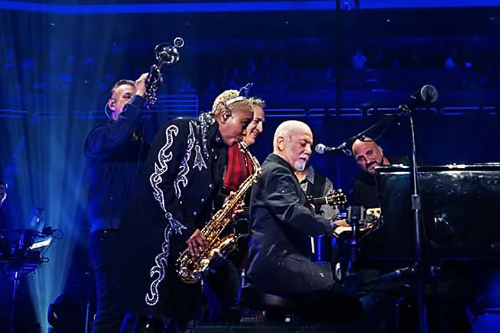 Billy Joel: Cantor, compositor e pianista estadunidense, nasceu em 09/05/1949. Natural do Bronx, em Nova York, incluiu o nomem do instrumento em sua primeira composição (“Piano Man”). Emplacou diversos sucessos entre as décadas de 1970 e 1990 e acumula seis troféus do Grammy. 
