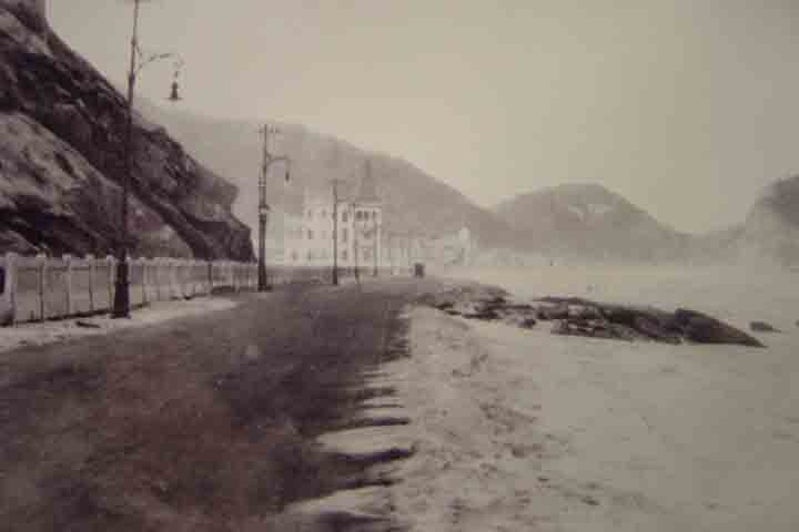 Como as pedras vieram, inicialmente, das cercanias de Lisboa, receberam o nome popular de pedras portuguesas, denominação que se mantém até hoje. 